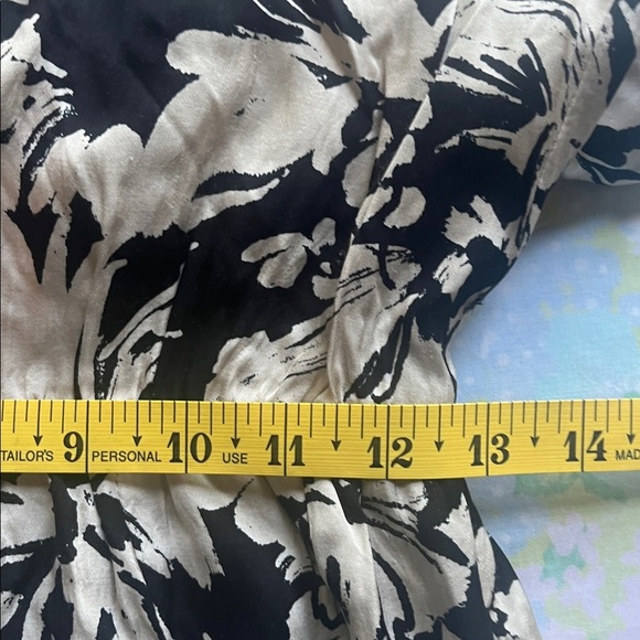 Evereve | Winona  Floral Midi V-Neck Black & White Silky Dress Size Small - Picture 7 of 11